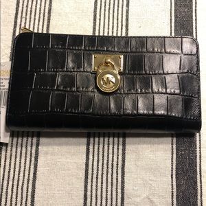 Michael Kors Large Zip Around Black Wallet